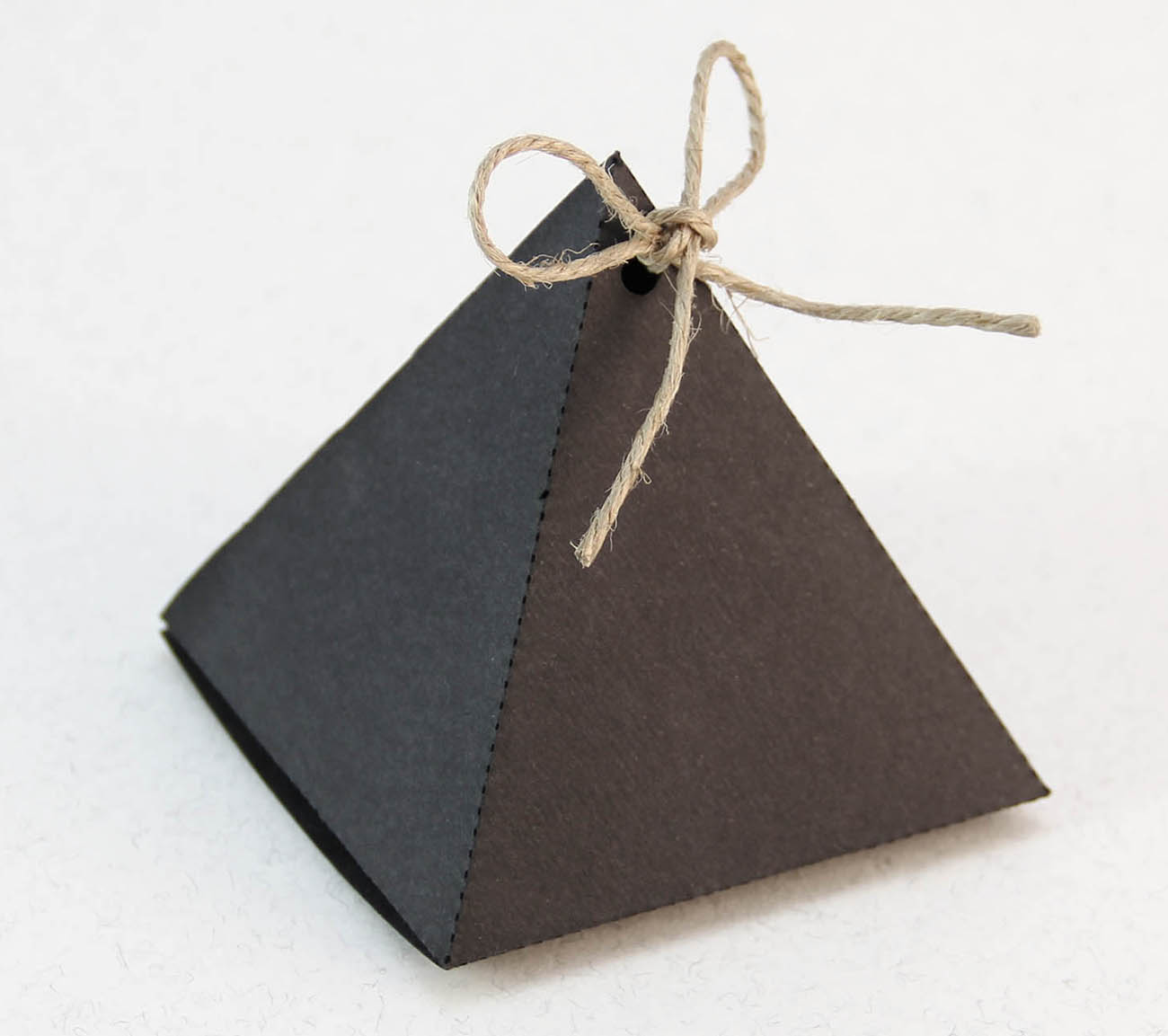 Siyah Karton Piramit Şekilli Şeker Kutusu