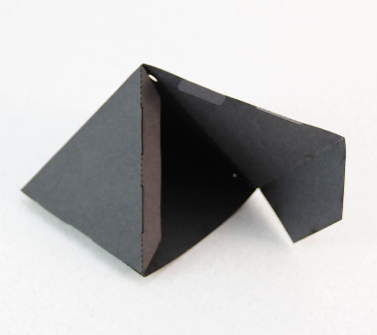 Siyah Karton Piramit Şekilli Şeker Kutusu