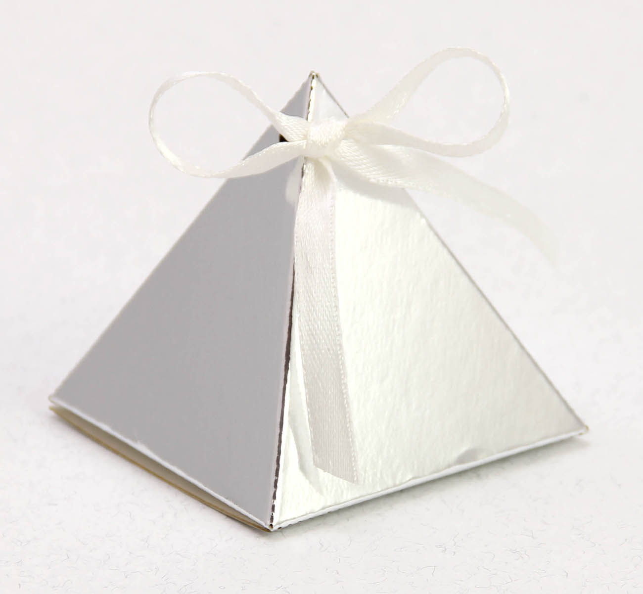 Metalize Gümüş Piramit Şekilli Şeker Kutusu