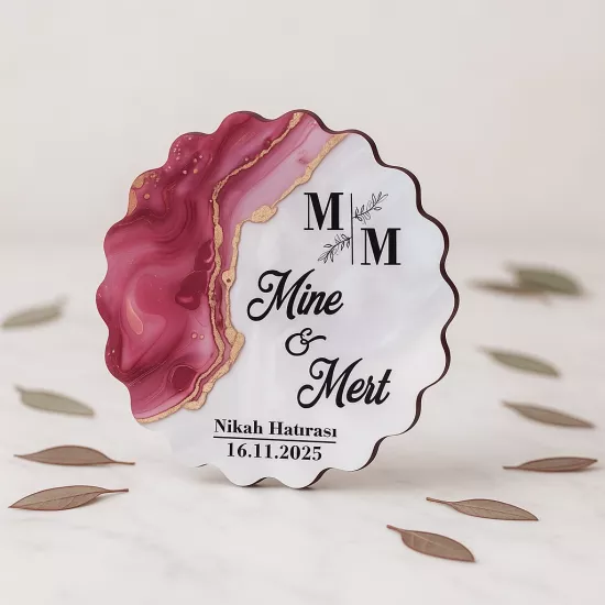 Epoksi-Mermer Ahşap Papatya Magnet Fuşya – İsim/Tarih UV Baskılı | Mevlid Hediyesi