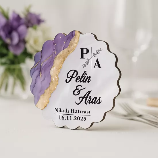 Epoksi-Mermer Ahşap Papatya Magnet Mor – İsim/Tarih UV Baskılı Nikah Hediyeliği | Mevlid Hediyesi