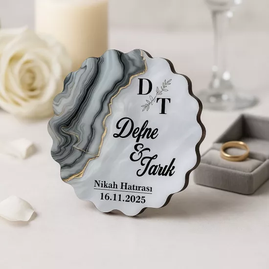 Epoksi-Mermer Ahşap Papatya Magnet Gri – İsim/Tarih UV Baskılı Nikah Hediyeliği | Mevlid Hediyesi